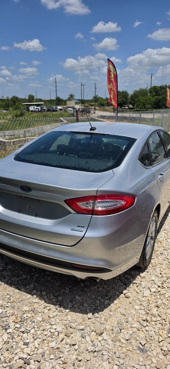 Ford Fusion Vehicle Full-screen Gallery Image 03