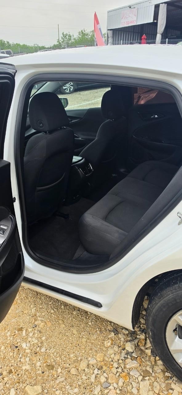 Chevrolet Malibu Vehicle Full-screen Gallery Image 04