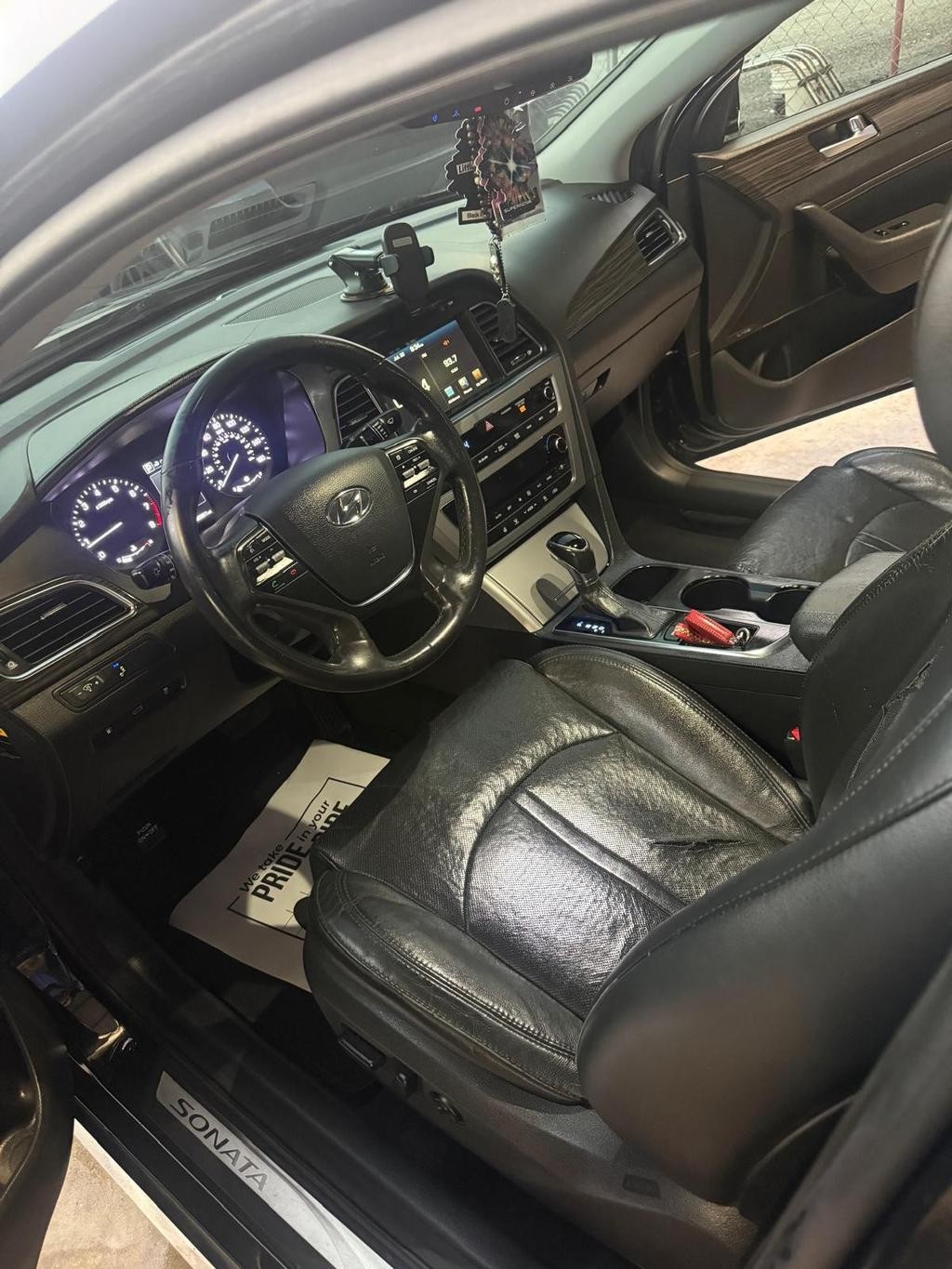 Hyundai Sonata Vehicle Full-screen Gallery Image 03