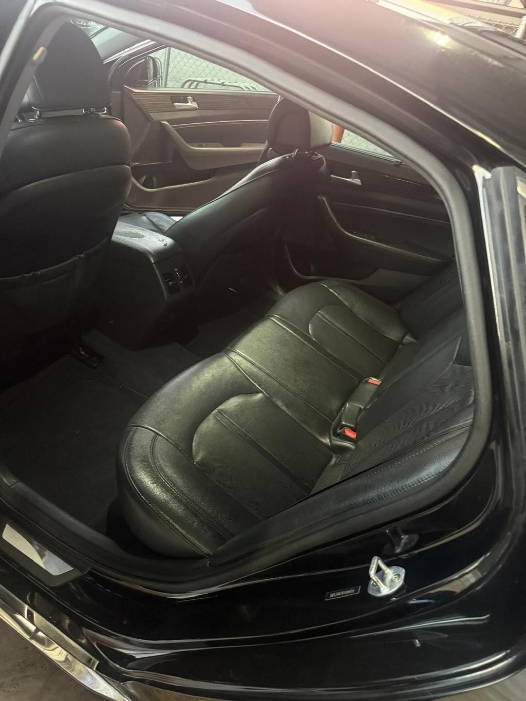 Hyundai Sonata Vehicle Full-screen Gallery Image 04