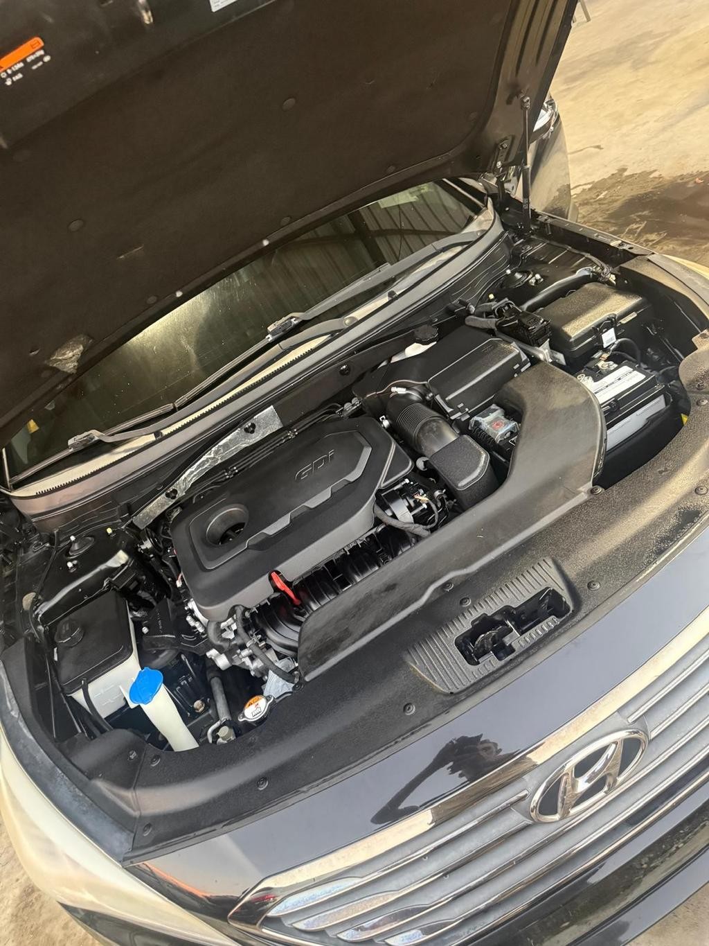 Hyundai Sonata Vehicle Full-screen Gallery Image 05