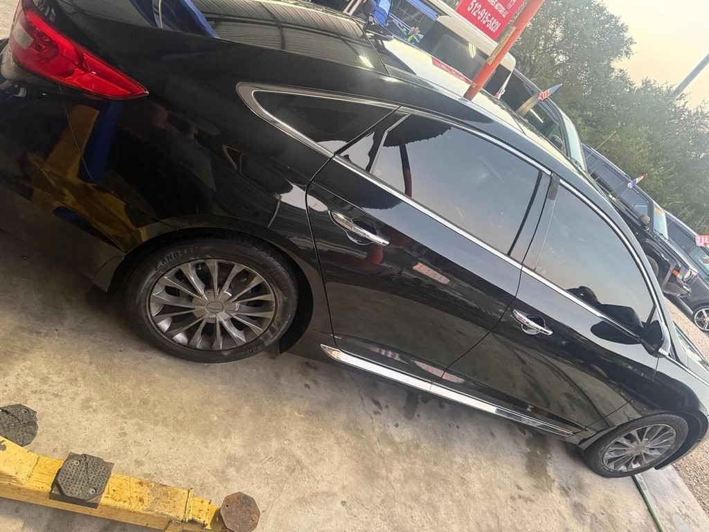 Hyundai Sonata Vehicle Full-screen Gallery Image 07