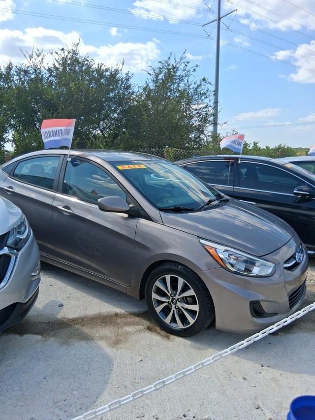 Hyundai Accent 4-Door Vehicle Full-screen Gallery Image 02