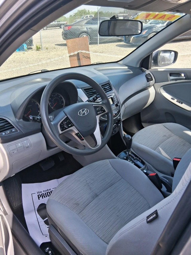 Hyundai Accent 4-Door Vehicle Full-screen Gallery Image 03