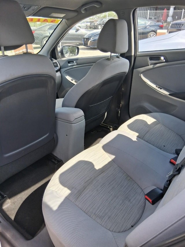 Hyundai Accent 4-Door Vehicle Full-screen Gallery Image 04