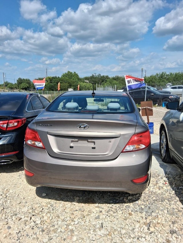 Hyundai Accent 4-Door Vehicle Full-screen Gallery Image 05