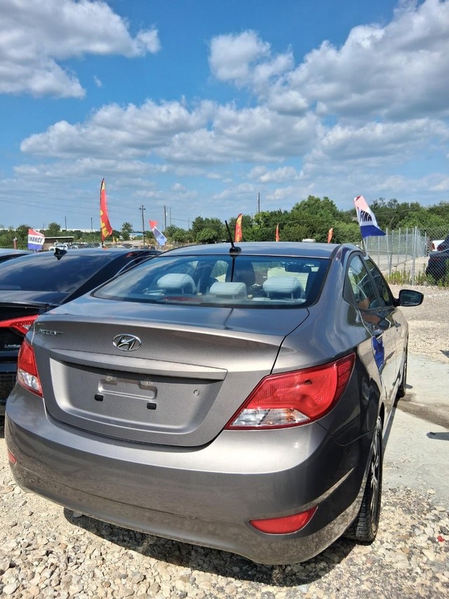Hyundai Accent 4-Door Vehicle Full-screen Gallery Image 06