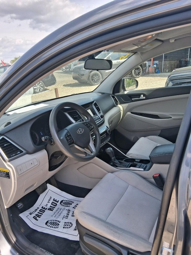 Hyundai Tucson Vehicle Full-screen Gallery Image 03