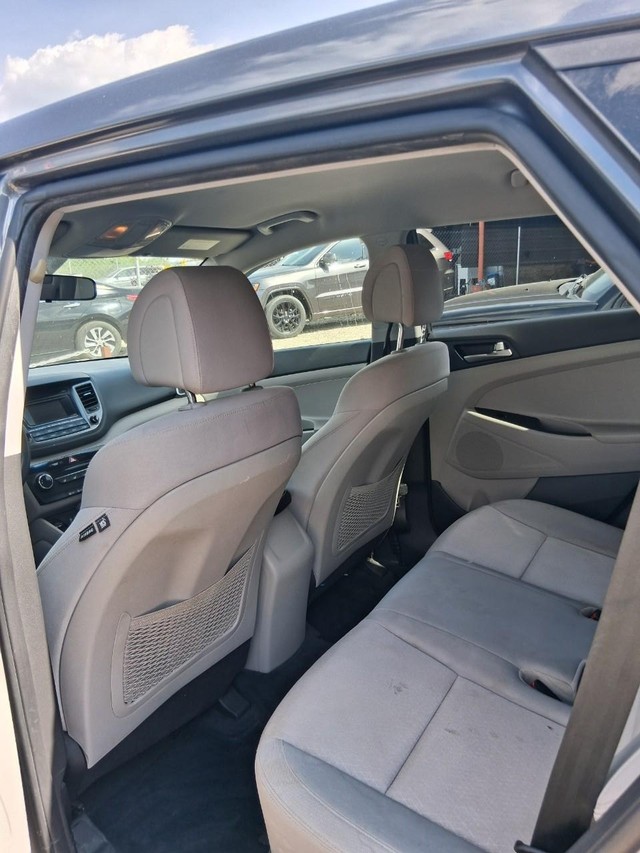 Hyundai Tucson Vehicle Full-screen Gallery Image 04