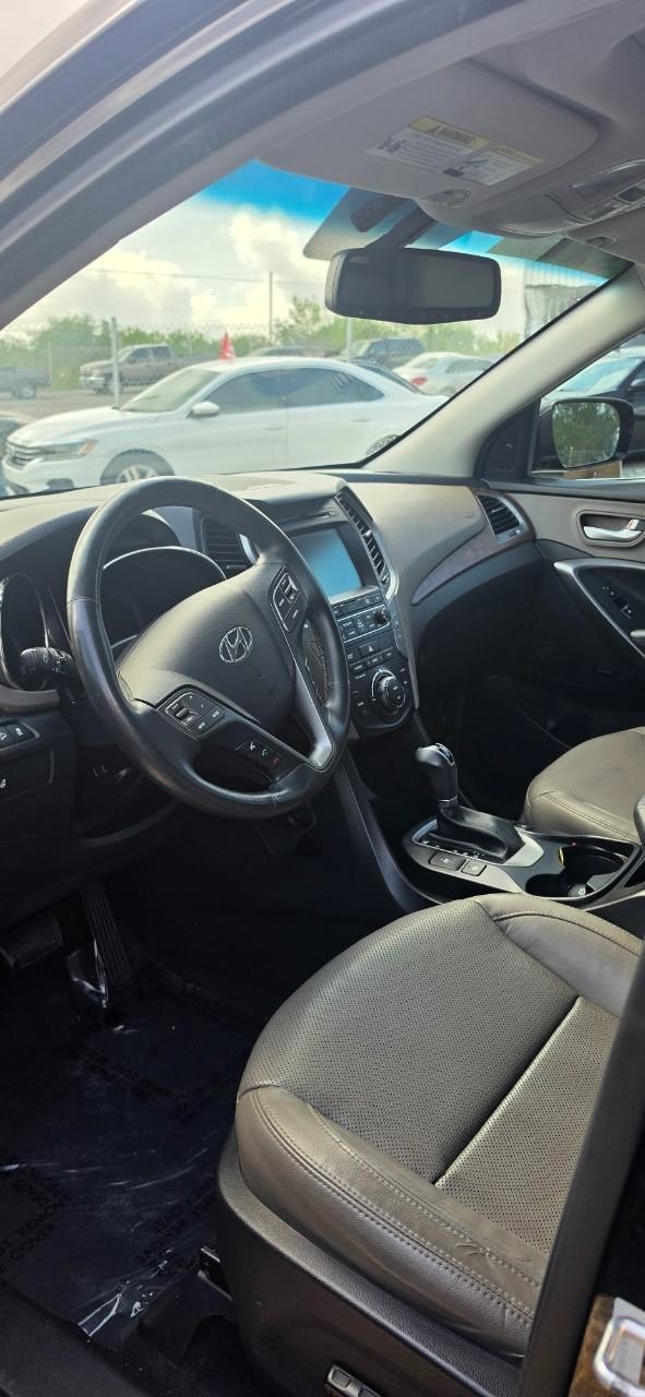 Hyundai Santa Fe Sport Vehicle Full-screen Gallery Image 03