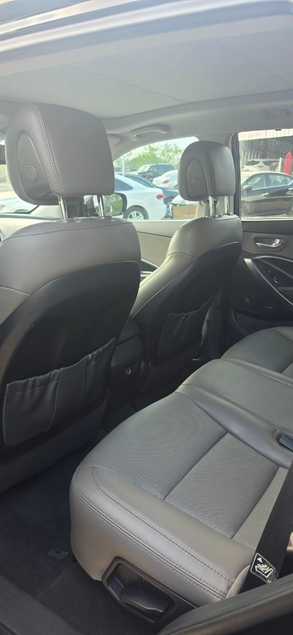 Hyundai Santa Fe Sport Vehicle Full-screen Gallery Image 04