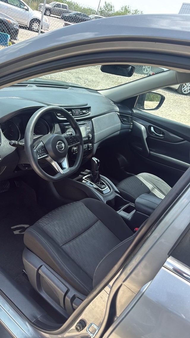 Nissan Rogue Vehicle Full-screen Gallery Image 03