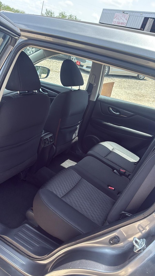 Nissan Rogue Vehicle Full-screen Gallery Image 04