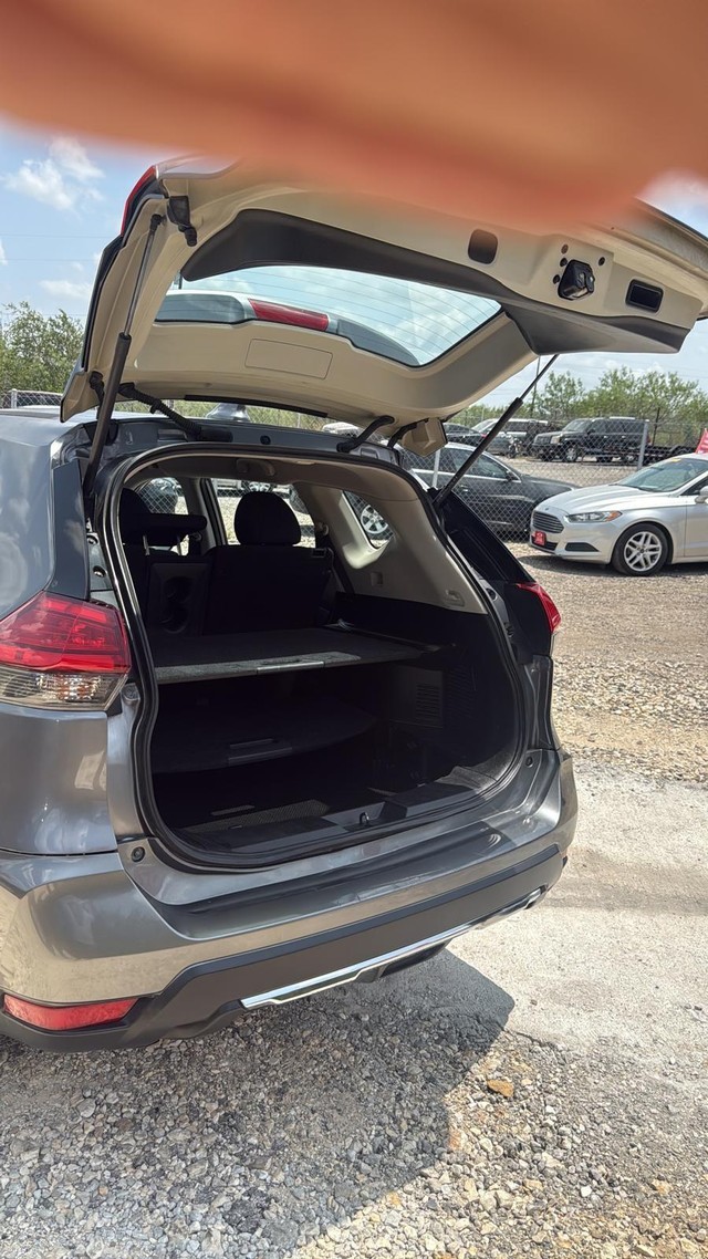 Nissan Rogue Vehicle Full-screen Gallery Image 05