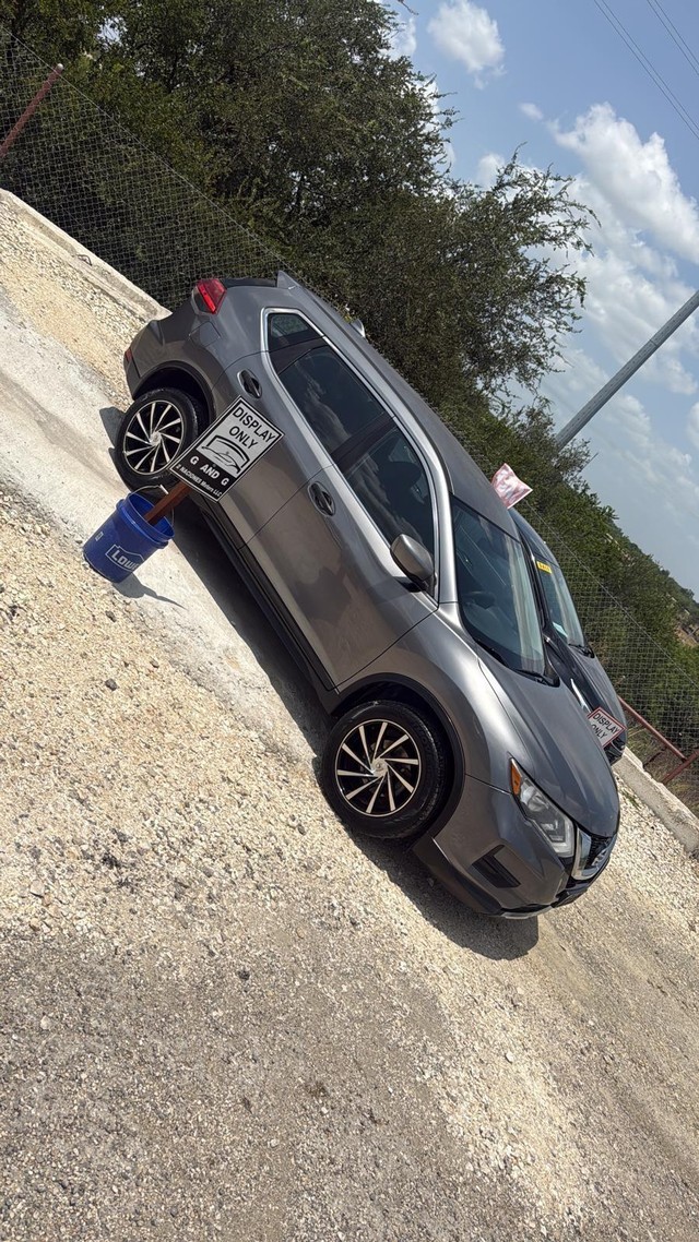 Nissan Rogue Vehicle Full-screen Gallery Image 06