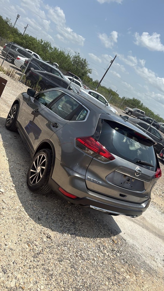 Nissan Rogue Vehicle Full-screen Gallery Image 07