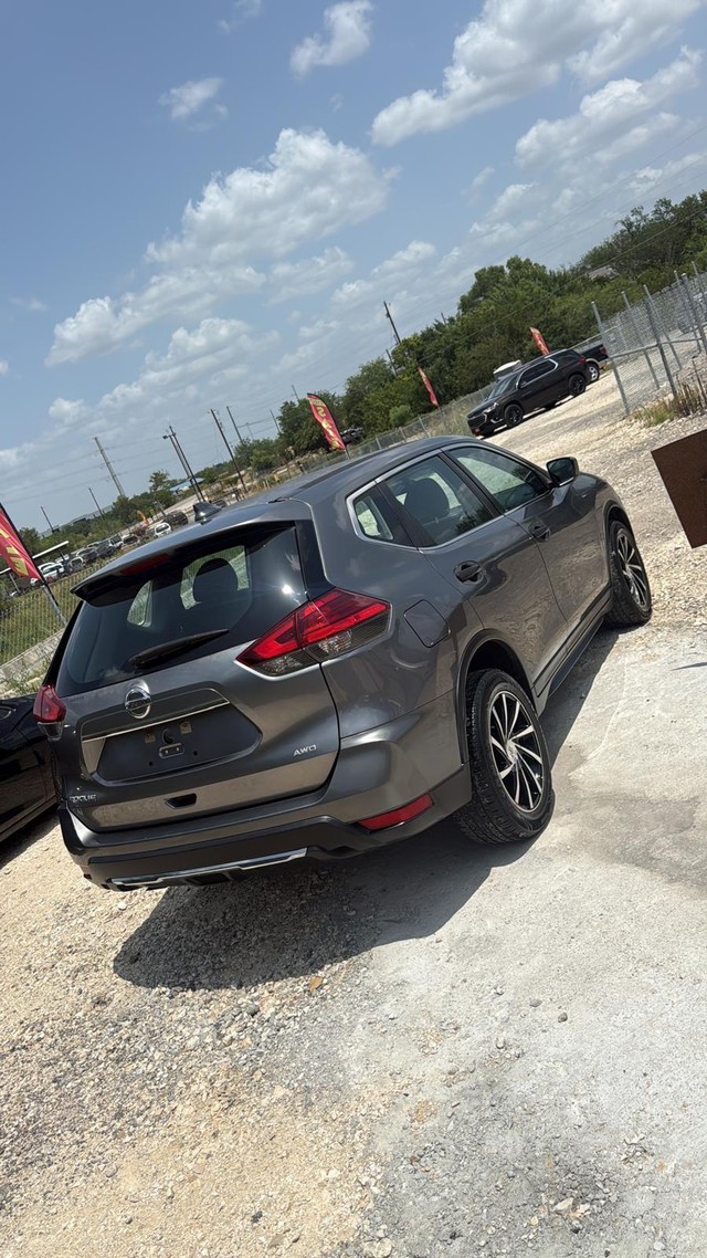Nissan Rogue Vehicle Full-screen Gallery Image 08