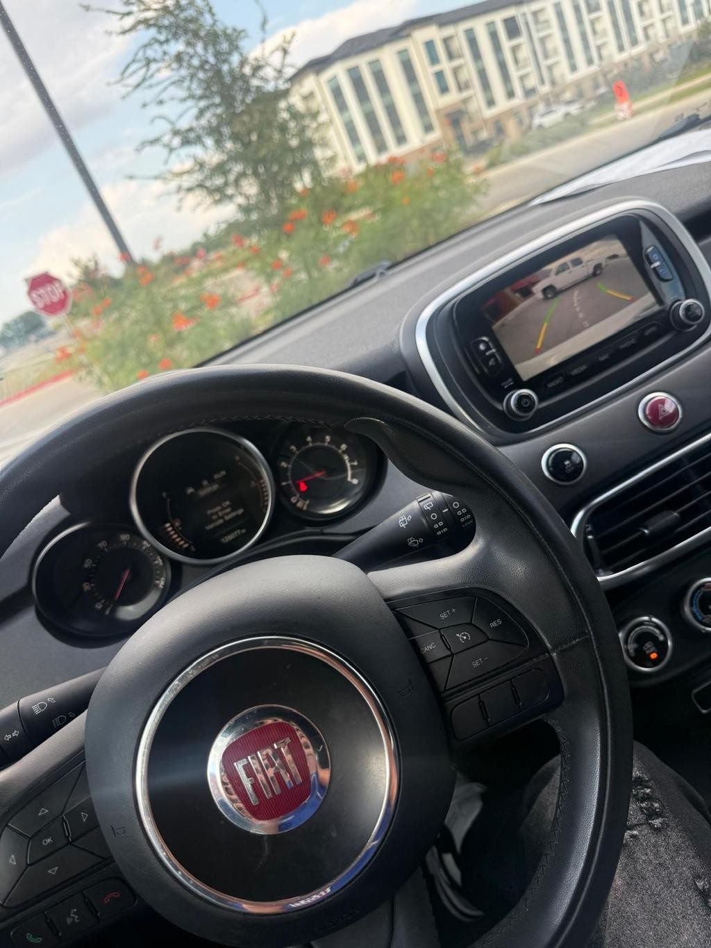 FIAT 500X Vehicle Full-screen Gallery Image 02