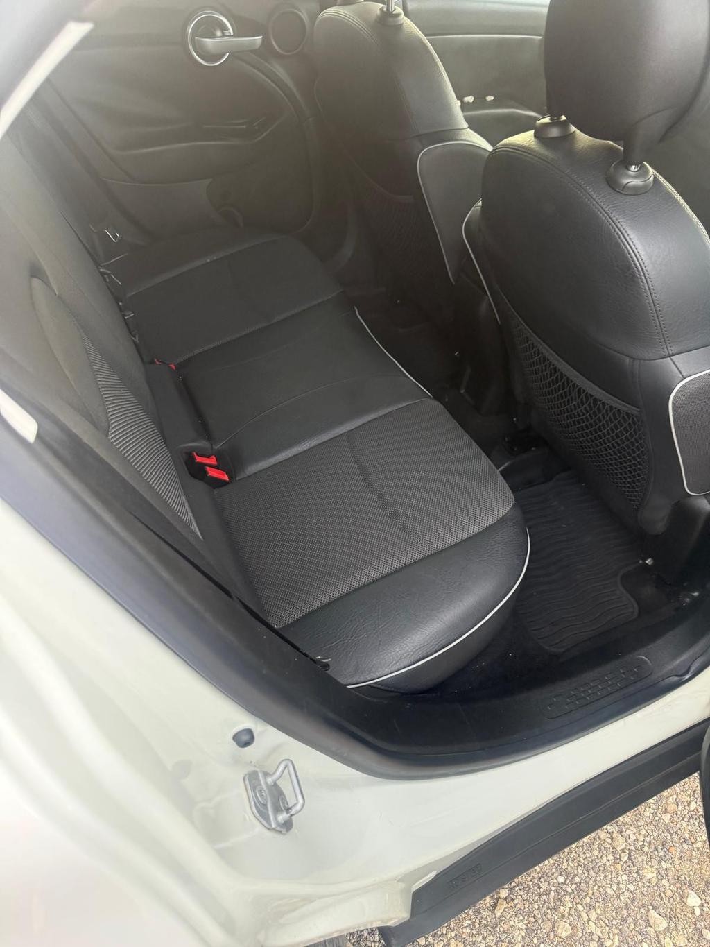 FIAT 500X Vehicle Full-screen Gallery Image 04