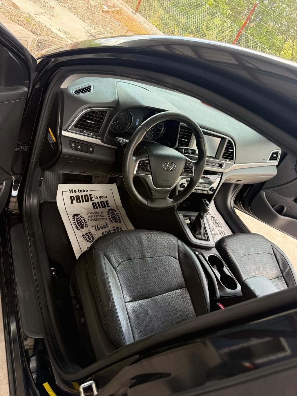Hyundai Elantra Vehicle Full-screen Gallery Image 05