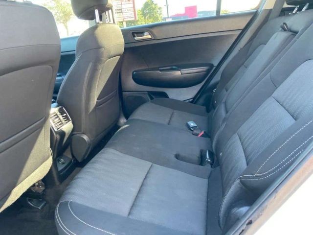 Kia Sportage Vehicle Full-screen Gallery Image 06