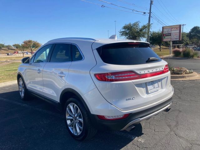 Lincoln MKC Vehicle Full-screen Gallery Image 4