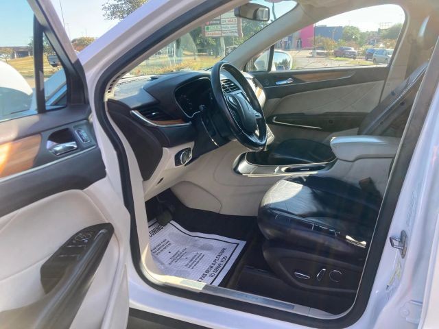 Lincoln MKC Vehicle Full-screen Gallery Image 7