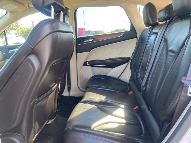 Lincoln MKC Vehicle Full-screen Gallery Image 8