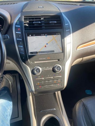 Lincoln MKC Vehicle Full-screen Gallery Image 10