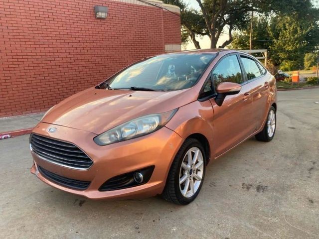 Nissan Versa Vehicle Full-screen Gallery Image 2