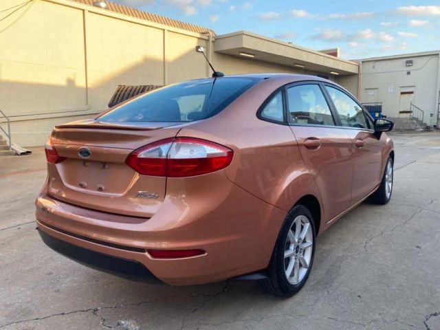 Nissan Versa Vehicle Full-screen Gallery Image 3