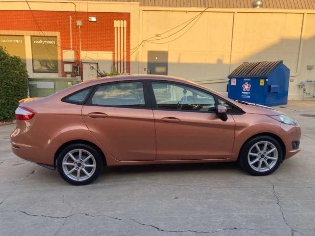 Nissan Versa Vehicle Full-screen Gallery Image 4