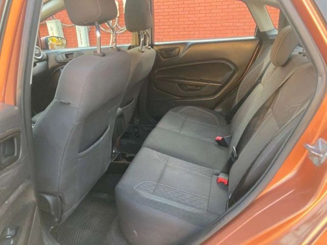 Nissan Versa Vehicle Full-screen Gallery Image 8