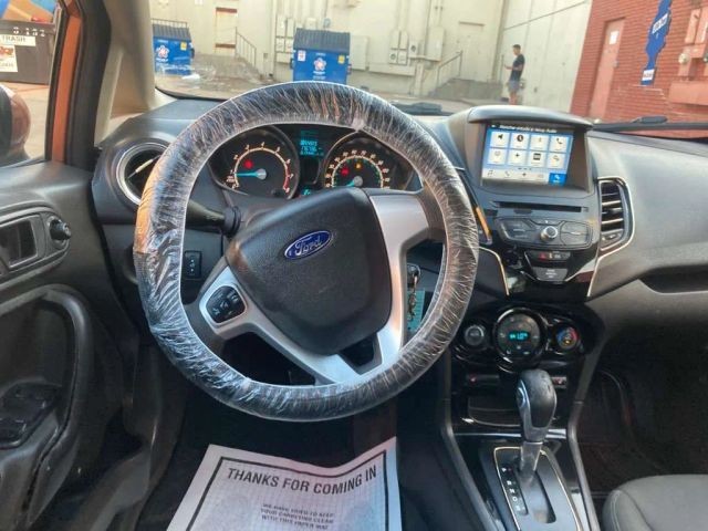 Nissan Versa Vehicle Full-screen Gallery Image 9