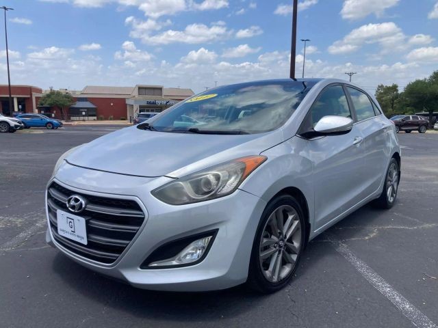 Hyundai Elantra GT Vehicle Full-screen Gallery Image 2