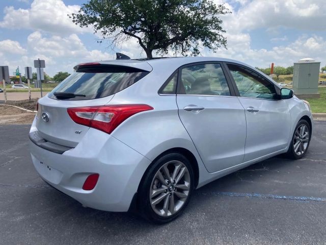 Hyundai Elantra GT Vehicle Full-screen Gallery Image 4