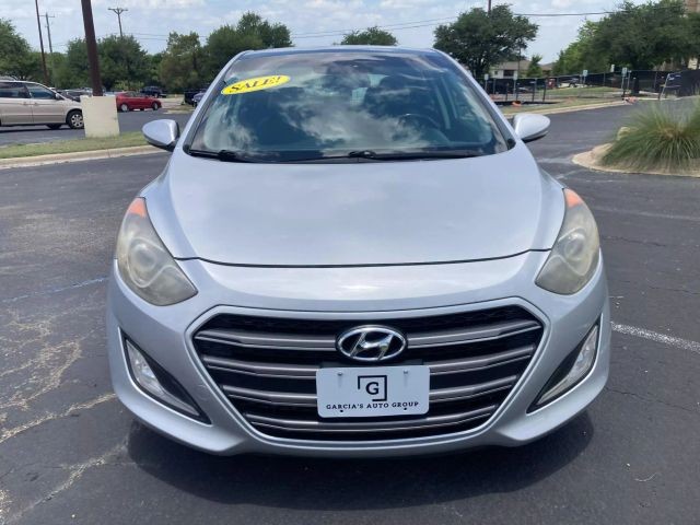 Hyundai Elantra GT Vehicle Full-screen Gallery Image 5