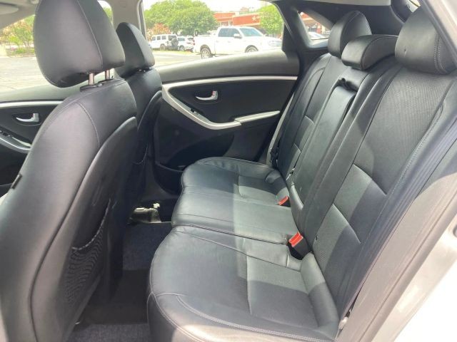 Hyundai Elantra GT Vehicle Full-screen Gallery Image 9