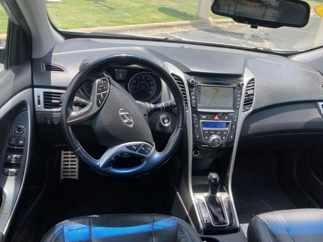 Hyundai Elantra GT Vehicle Full-screen Gallery Image 10