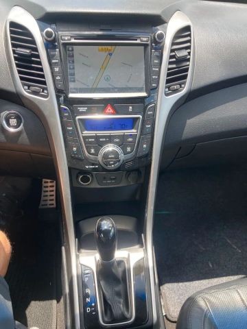 Hyundai Elantra GT Vehicle Full-screen Gallery Image 12