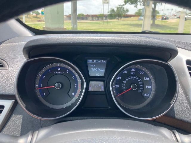 Hyundai Elantra GT Vehicle Full-screen Gallery Image 13