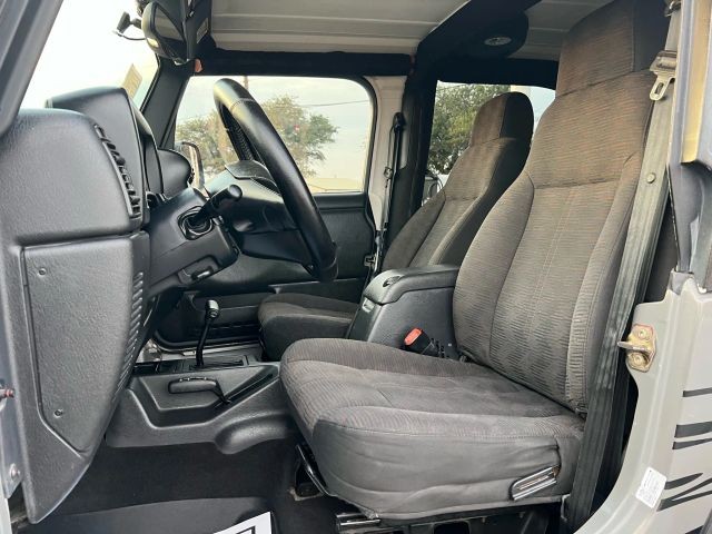 Jeep Wrangler Vehicle Full-screen Gallery Image 7