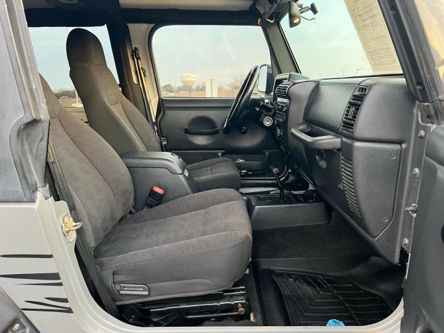 Jeep Wrangler Vehicle Full-screen Gallery Image 8