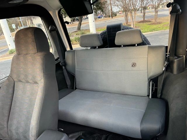 Jeep Wrangler Vehicle Full-screen Gallery Image 9