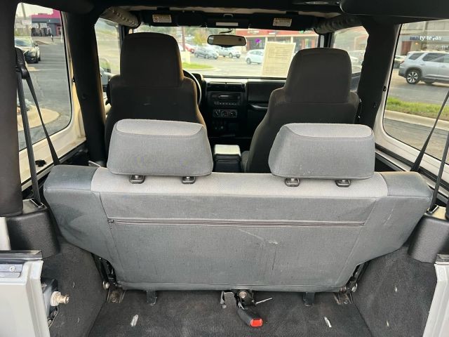 Jeep Wrangler Vehicle Full-screen Gallery Image 10