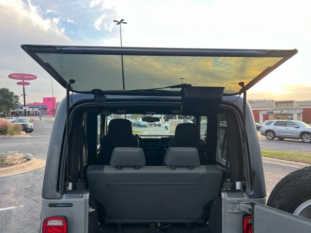 Jeep Wrangler Vehicle Full-screen Gallery Image 11