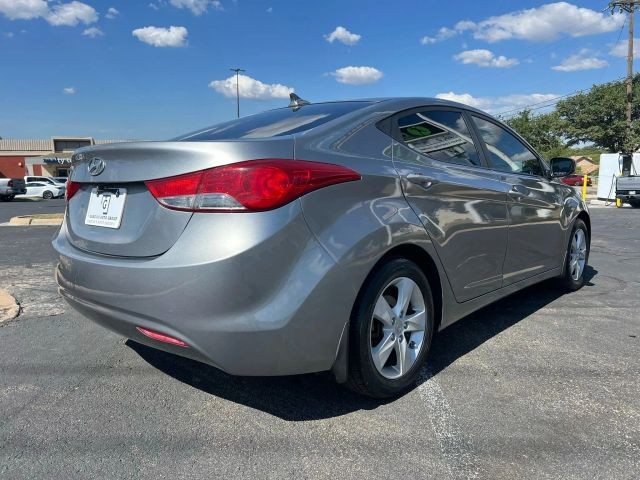 Hyundai Elantra Vehicle Full-screen Gallery Image 3