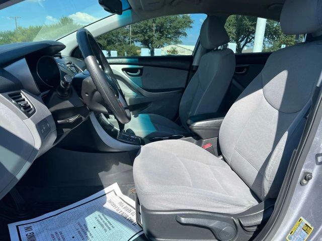 Hyundai Elantra Vehicle Full-screen Gallery Image 4