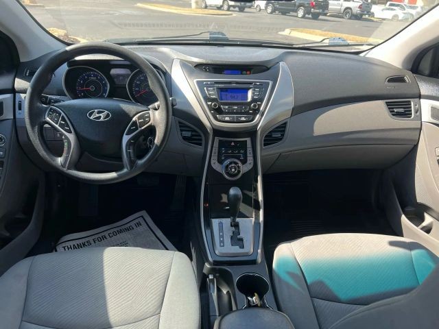 Hyundai Elantra Vehicle Full-screen Gallery Image 6