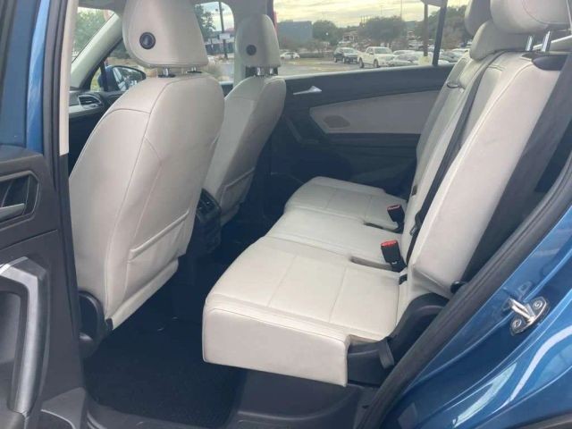 Volkswagen Tiguan Vehicle Full-screen Gallery Image 9